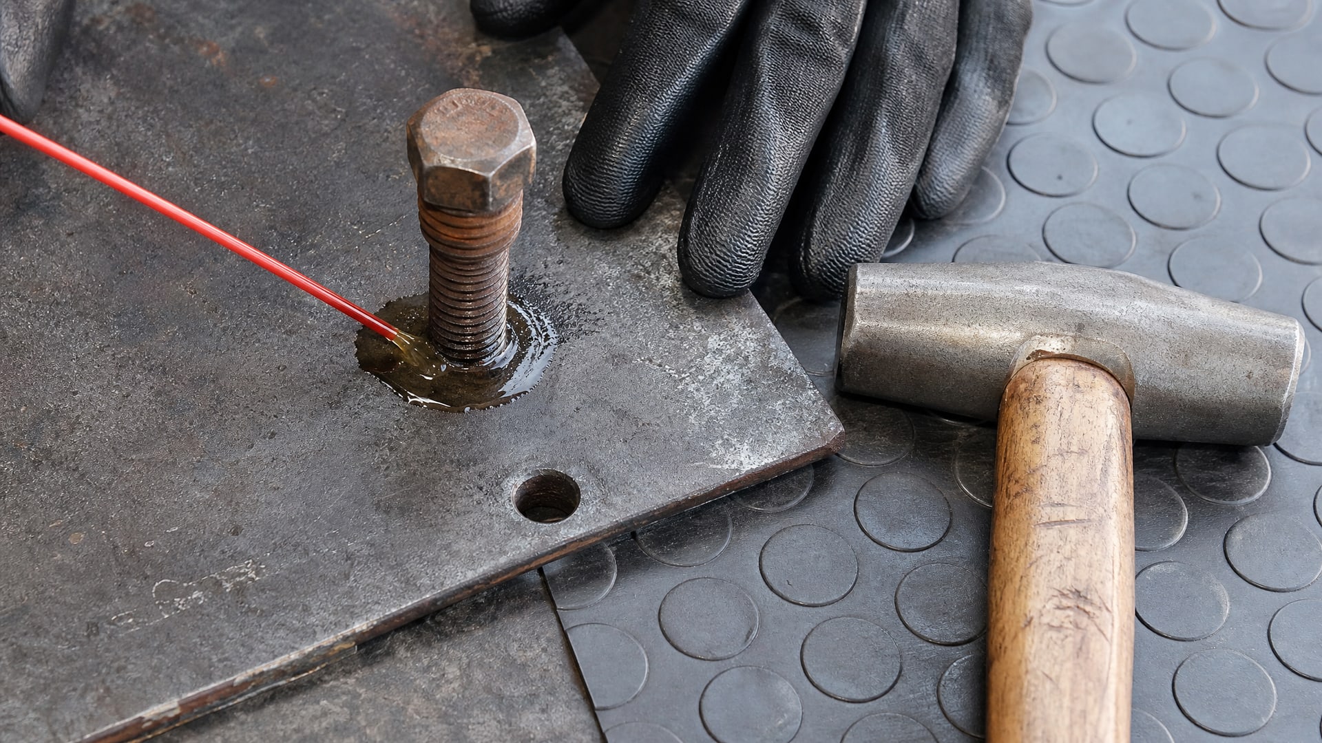 Натюрморт с ржавым болтом, молотком и аэрозольным баллончиком WD-40.