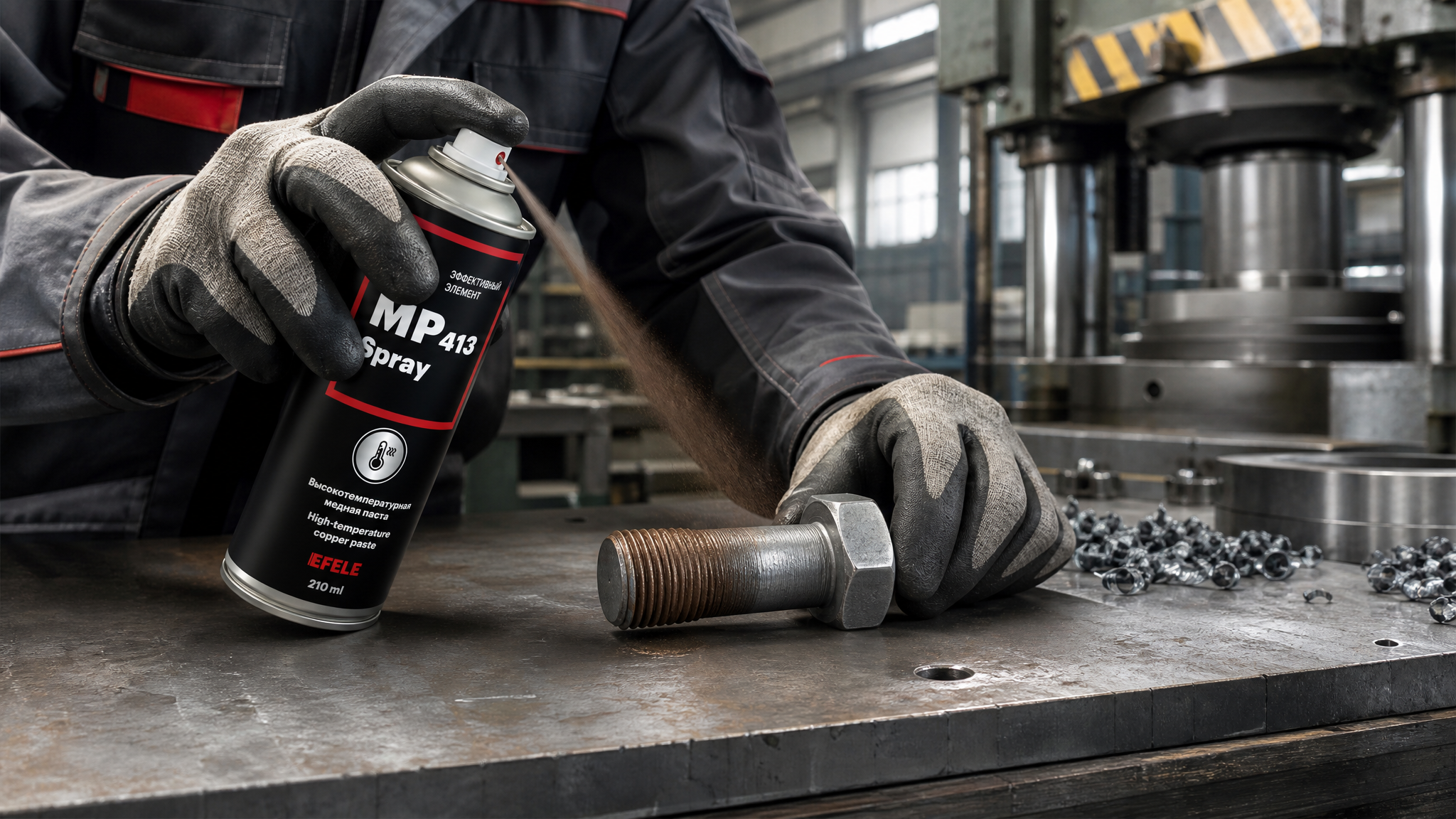 Рука в перчатке наносит EFELE MP-413 Spray (медная паста) для высоких температур.