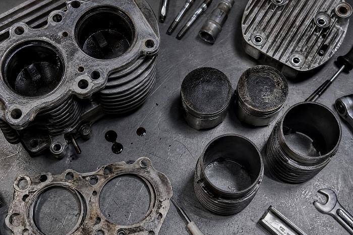 Покрытие дисульфидом молибдена нанесено на части мотора, лежащие на столе.